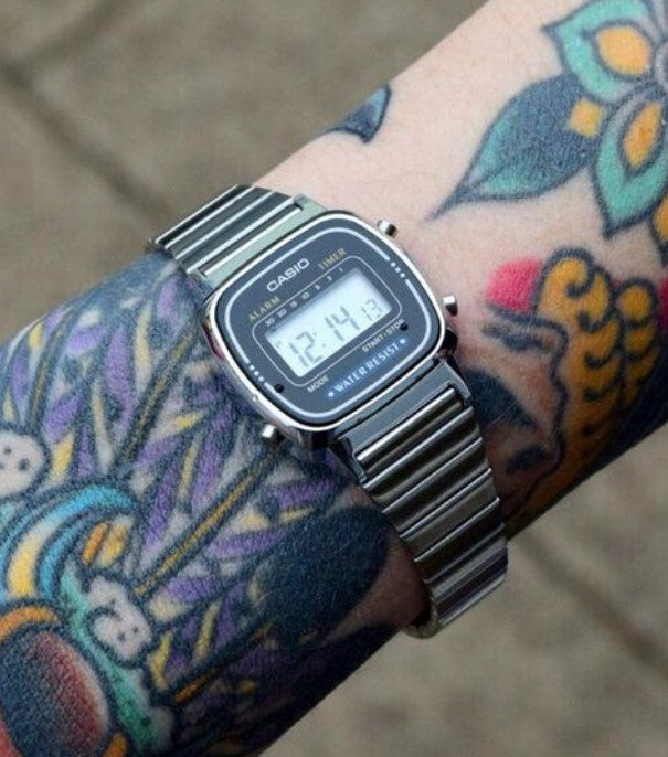 Casio - Reloj digital de cuarzo para mujer con pulsera de acero inoxidable  macizo